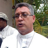 VALVERDE: Obispo condena sueldos lujosos de funcionarios