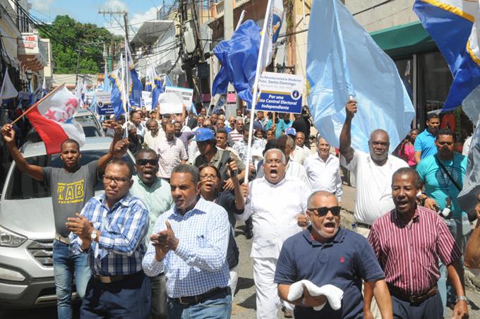 Oposición marcha para advertir no aceptará JCE y TSE «parcializados» imagen