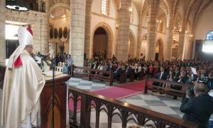 Monseñor Francisco Ozoria celebra la misa del 75 aniversario del Banco de Reservas, en la Catedral de Santo Domingo, donde asistió el administrador de la institución, Simón Lizardo Mézquita, y representantes de las distintas direcciones del Banco.