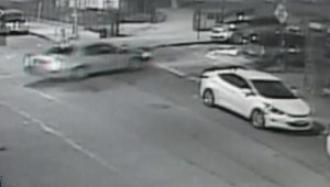 Buscan conductor arrolló hispano estaba tirado en pavimento