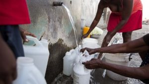 Un mes después huracán, escasea agua potable en Haití