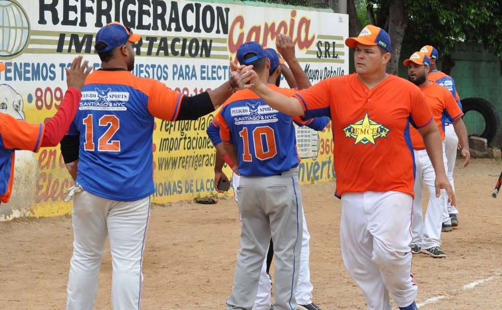 Estelares triunfan en softbol superior del DN imagen