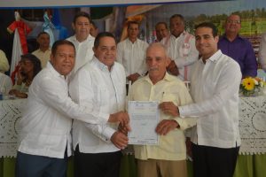 HIGüEY: Gobierno entrega títulos definitivos a productores HIGüEY: Gobierno entrega títulos definitivos a productores