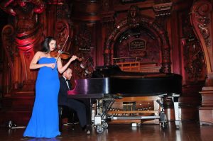 La violinista dominicana Aisha Syed Castro fue el atractivo de la apertura de la XI Feria Internacional del Libro de Lawence, acompañada del pianista español-norteamericano Roberto Berrocal.