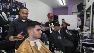 ARGENTINA: Barberías dominicanas imponen su estilo