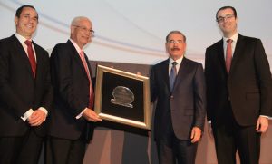 El presidente del Grupo Banimiel, Salvador Estévez, recibe el máximo galardón de la premiación de manos del mandatario Danilo Medina y de los actual y pasado presidentes de ADOEXPO, Álvaro Sousa y Sadala Khoury.