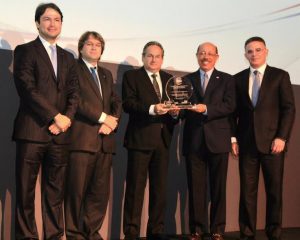 El presidente de la Cervecería Nacional Dominicana, Franklin León, recibe el premio ““Excelencia Exportadora Industrial”, de manos de Kai Schoenhals, Ricardo Koenig, Temístocles Montás y Pedro Brache.