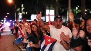 Cuba declara nueve días de luto nacional; hay grandes celebraciones en Miami Cuba declara nueve días de luto nacional; hay grandes celebraciones en Miami