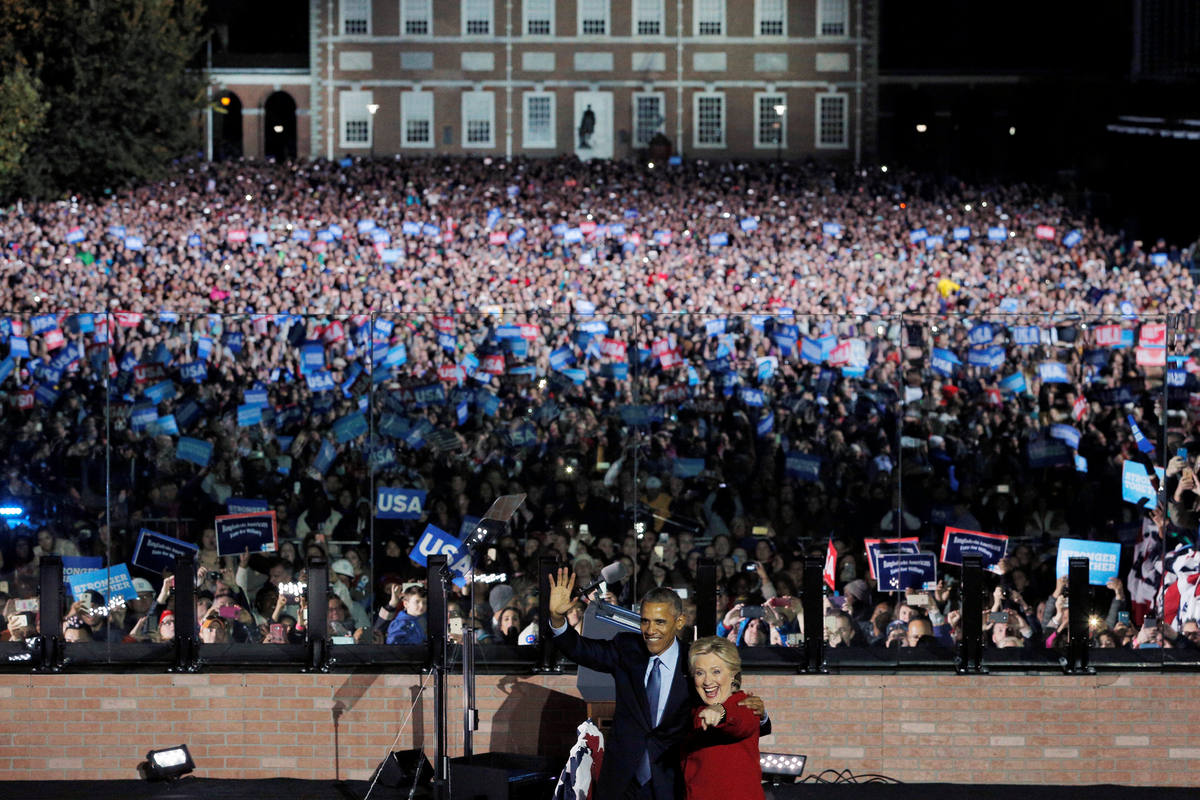 Clinton cierra la campaña junto a los Obama, su marido y su hija imagen