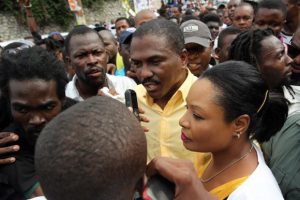 Dos candidatos a la Presidencia de Haití denuncian fraude en escrutinio