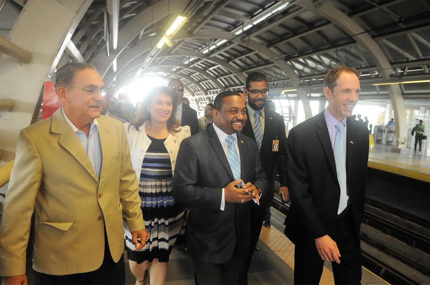 Embajador de Canadá visita Alcalde SDN, hacen recorrido Metro imagen