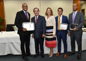 Banco Central entrega premios del Concurso de Economía 2016 Banco Central entrega premios del Concurso de Economía 2016