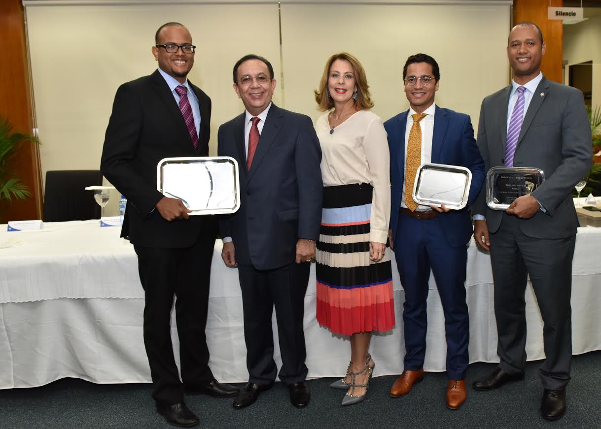 Banco Central entrega premios del Concurso de Economía 2016 imagen