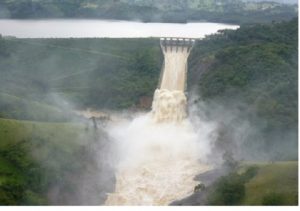Lluvias obligan a desaguar presa de Tavera; alertan comunidades