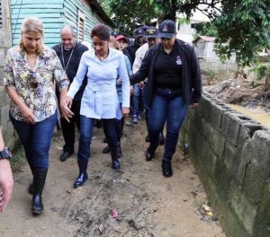 Primera Dama visita sectores inundados de Puerto Plata Primera Dama visita sectores inundados de Puerto Plata