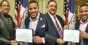 El concejal de Paterson Alex Méndez, al hacer entrega de los reconocimientos.