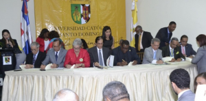 Gobierno y gremios de Salud firman acuerdo contempla aumento 25%