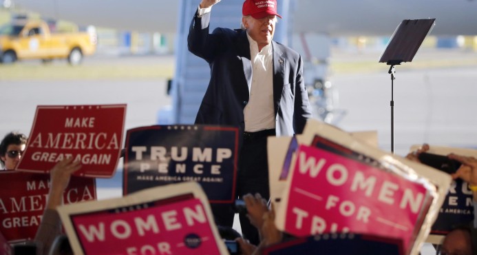 Trump dice no es posible revisar 650.000 correos en 8 días imagen