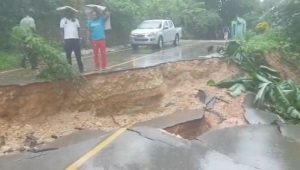 SAMANA: Se hunde tramo carretera por deslizamiento de tierra