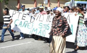 Obreros cañeros vuelven al Palacio Nacional a reclamar pensiones