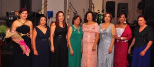 Damas supervivientes cáncer de mama organizan cena anual