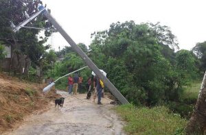 SANTIAGO: Roturas de postes originan suspensiones eléctricas