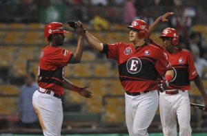 Licey cerca del primer lugar, Leones y Toros triunfan Licey cerca del primer lugar, Leones y Toros triunfan