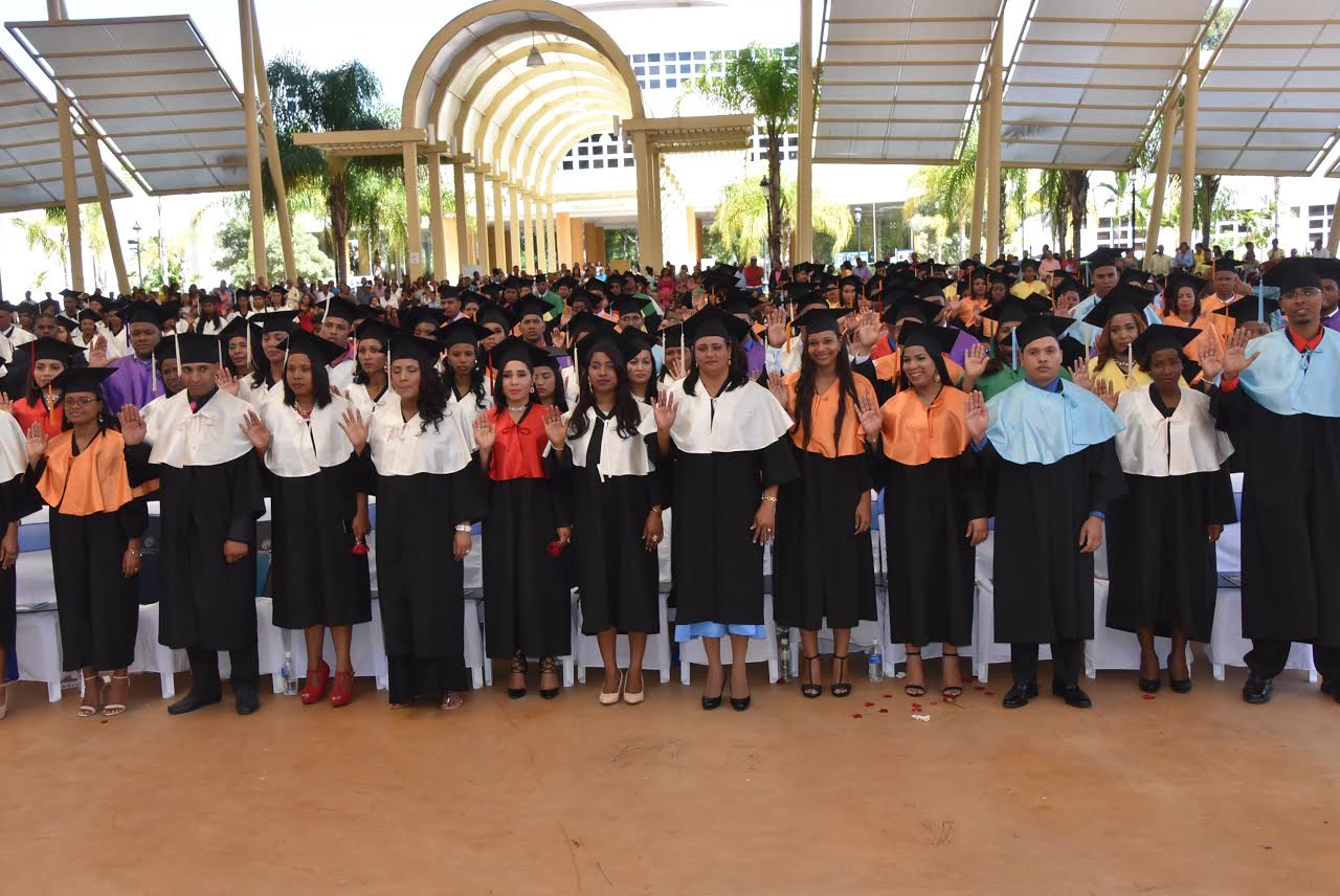 SJM: UASD inviste 221 nuevos profesionales imagen