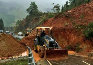 Lluvias provocan derrumbe tramo vía Rancho Arriba-Juan Adrian