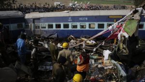 INDIA: Más de 100 muertos al descarrilarse un tren INDIA: Más de 100 muertos al descarrilarse un tren