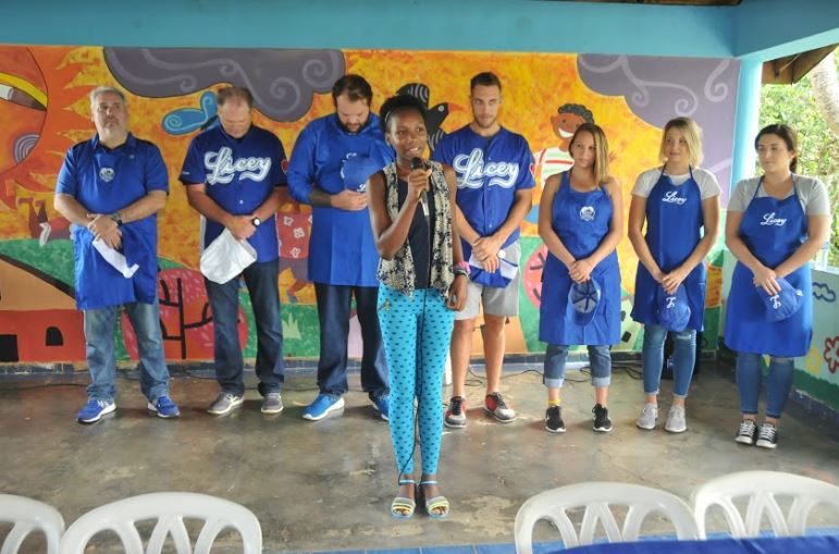 Licey lleva almuerzo a niños de Aldeas Infantiles SOS imagen