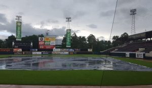 Leones derrotan Estrellas, Aguilas vencen Toros, aplazan por lluvias en SFM Leones derrotan Estrellas, Aguilas vencen Toros, aplazan por lluvias en SFM