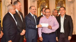 Presidente Medina entrega RD$116 millones a organizaciones rurales