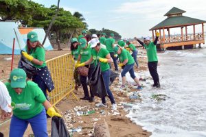 Empleados MIC retiran desechos playa Guibia
