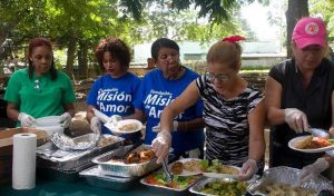 PUERTO RICO: Fundación lleva cena Acción de Gracias a deambulantes