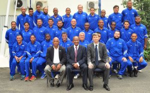 Osiris Guzmán junto al instructor de la FIFA y los técnicos nacionales.