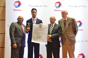 TOTAL realiza entrega de Premios Caonabo de Oro 2016 TOTAL realiza entrega de Premios Caonabo de Oro 2016