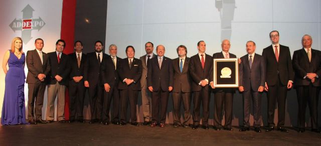 Presidente Medina entrega premio exportadores de ADOEXPO imagen