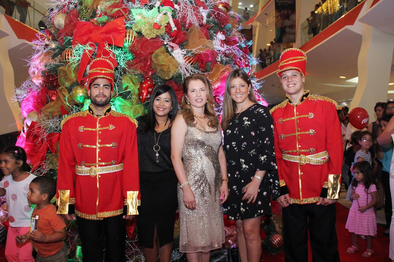 Acrópolis Center enciende árbol, celebra la llegada de la Navidad imagen