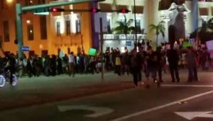 MIAMI: Cientos protestan contra Trump; Policía no interviene