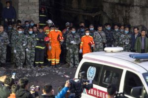 CHINA: Mueren 33 mineros atrapados tras explosión