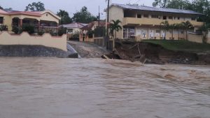 SALCEDO: Lluvias provocan colapso puentes y viviendas