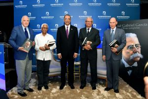 Bernardo Vega, Raymundo González, Simón Lizardo Méquita, José Chez Checo y Frank Moya Pons.