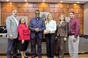 Guzmán junto a las autoridades de UNICARIBE.