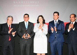 Entregan premio innovación a CREE Banreservas Entregan premio innovación a CREE Banreservas