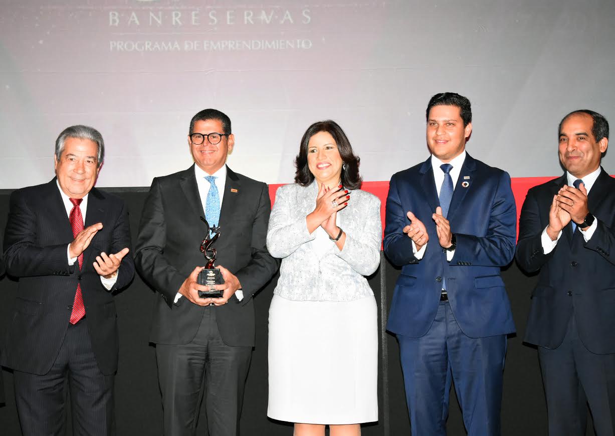 Entregan premio innovación a CREE Banreservas imagen