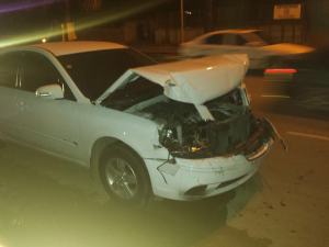 Dos carros que participaban en carrera ilegal provocan choque 9 vehículos