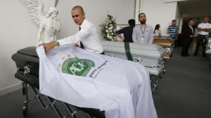 BRASIL: Llegan a Chapecó los cuerpos de jugadores fallecidos en accidente aéreo BRASIL: Llegan a Chapecó los cuerpos de jugadores fallecidos en accidente aéreo