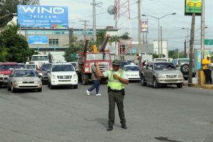 Conductores prefieren semáforos controlen tránsito, y no agentes AMET