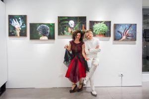 La artista, Raquel Paiewonsky, junto a Lucy García, galerista.